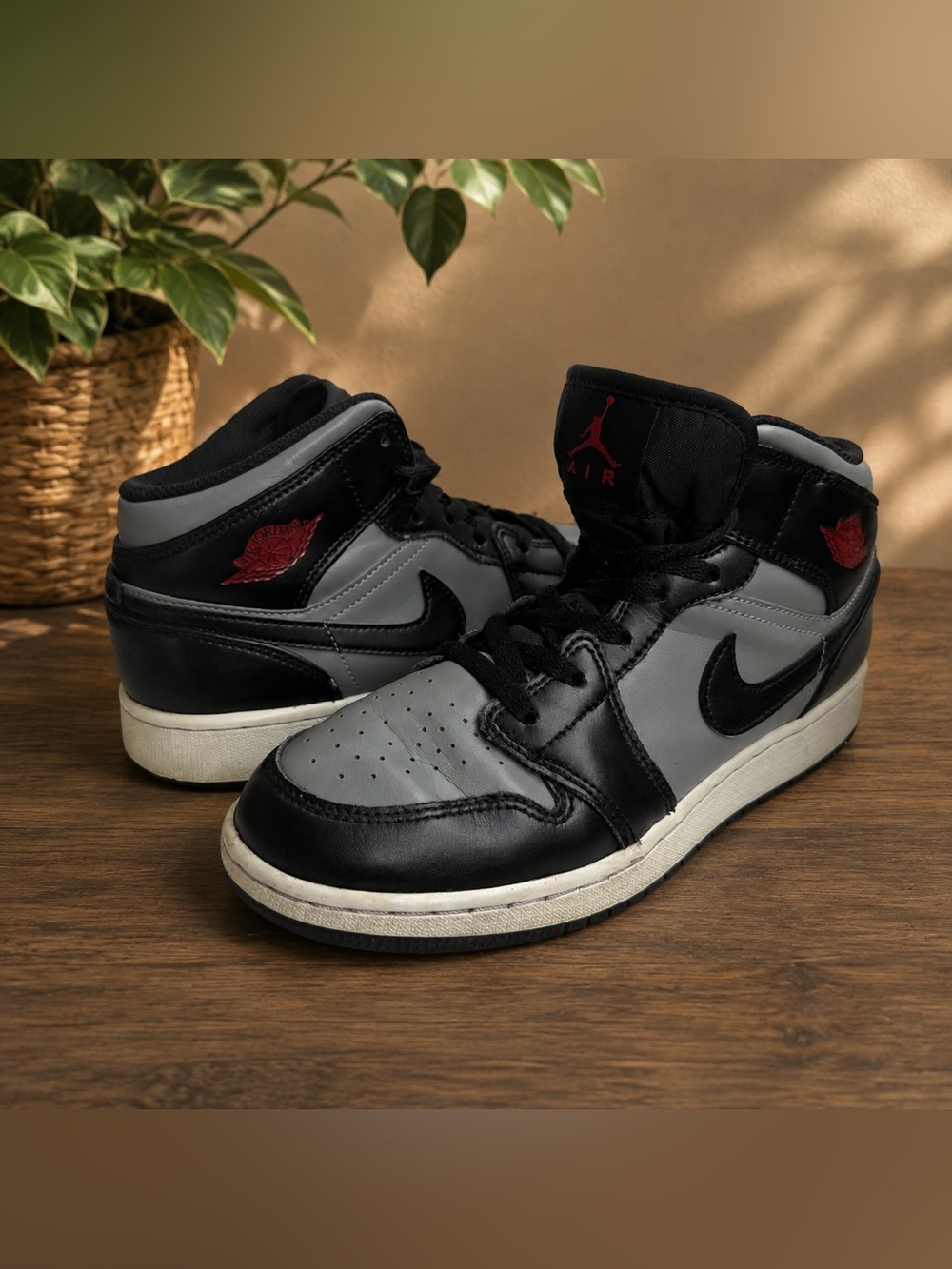 Air Jordan 1 Mid Shadow Red GS 6.5Y Women’s 8 Black Grey 554725-096